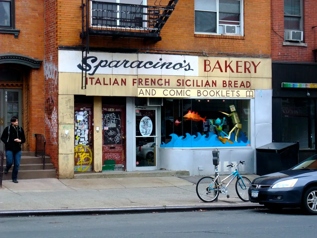 Devanture de Desert Island sous une ancienne enseigne de boulangerie.