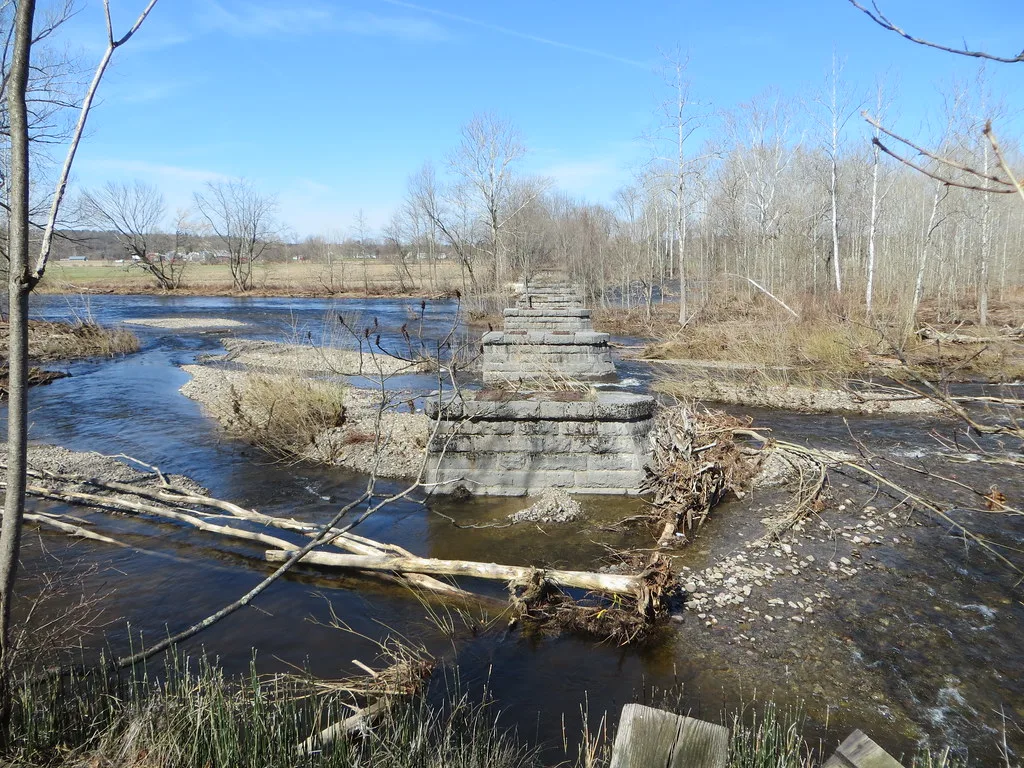 Anciennes piles de pierre d’un pont disparu dans un cours d’eau.