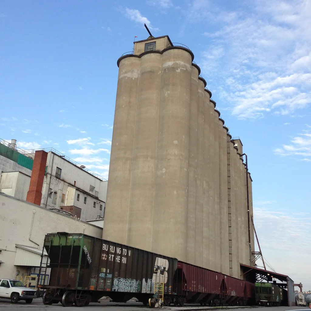 Chattanooga grain silos with freight cars at the base of the towers.