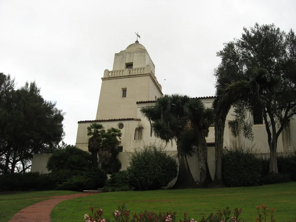 Tour et façade du musée Junípero Serra dans Presidio Park à San Diego