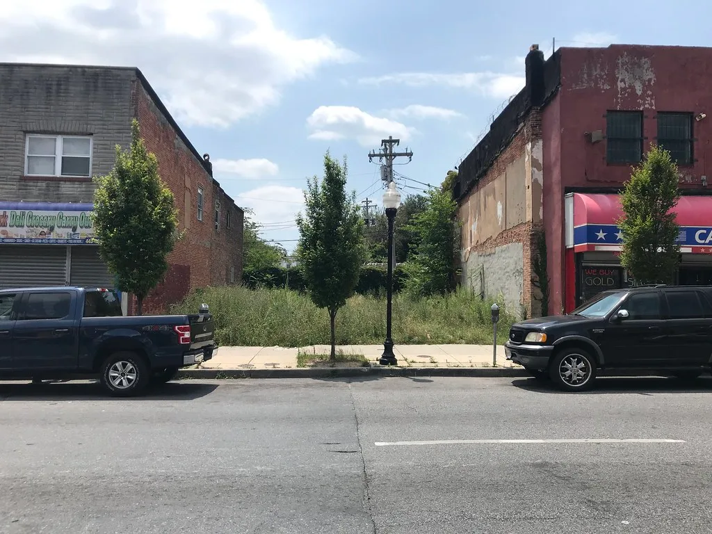 Terrain vacant entre deux bâtiments sur East Monument Street à Baltimore
