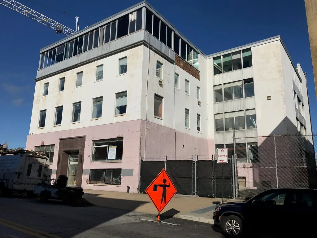 Levy Building à Baltimore, avec ses façades claires et son étage supérieur vitré.