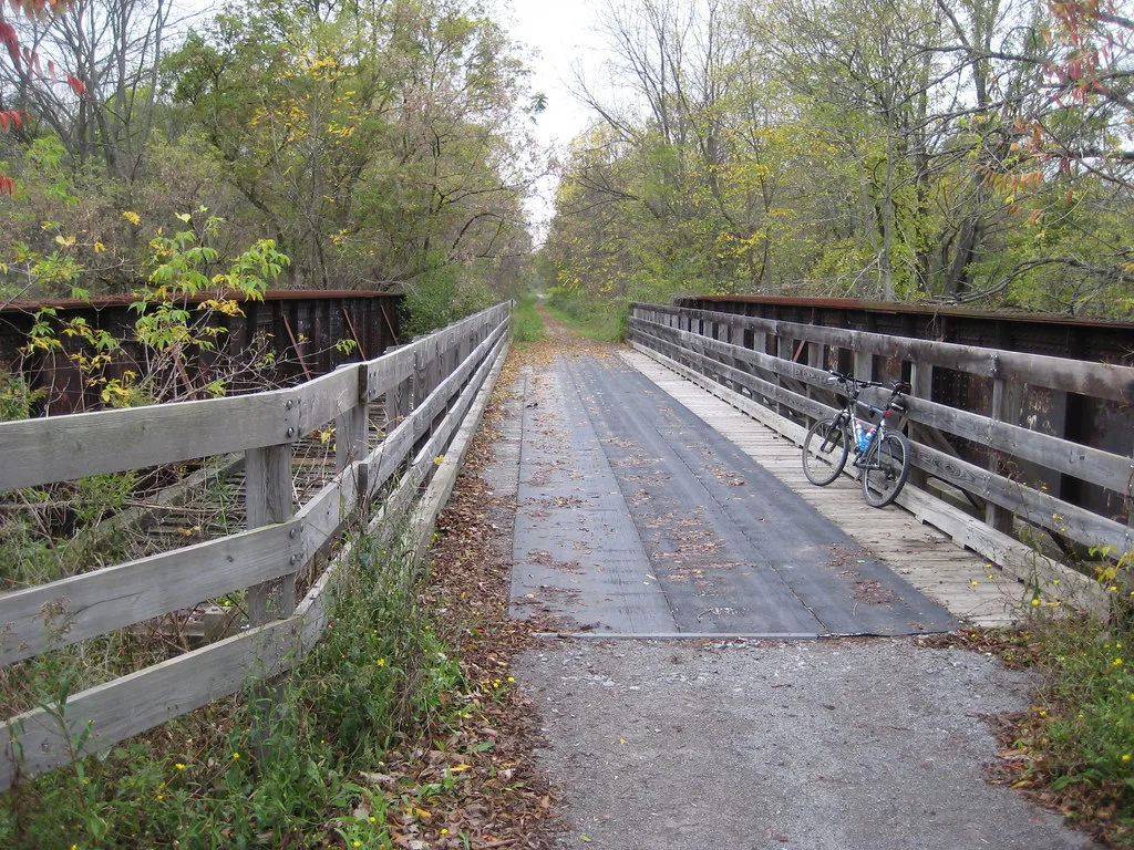 Pont de la Lehigh Valley Trail avec un vélo appuyé contre le garde-corps.