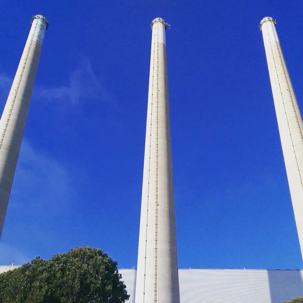Trois hautes cheminées de l'ancienne centrale électrique de Morro Bay.