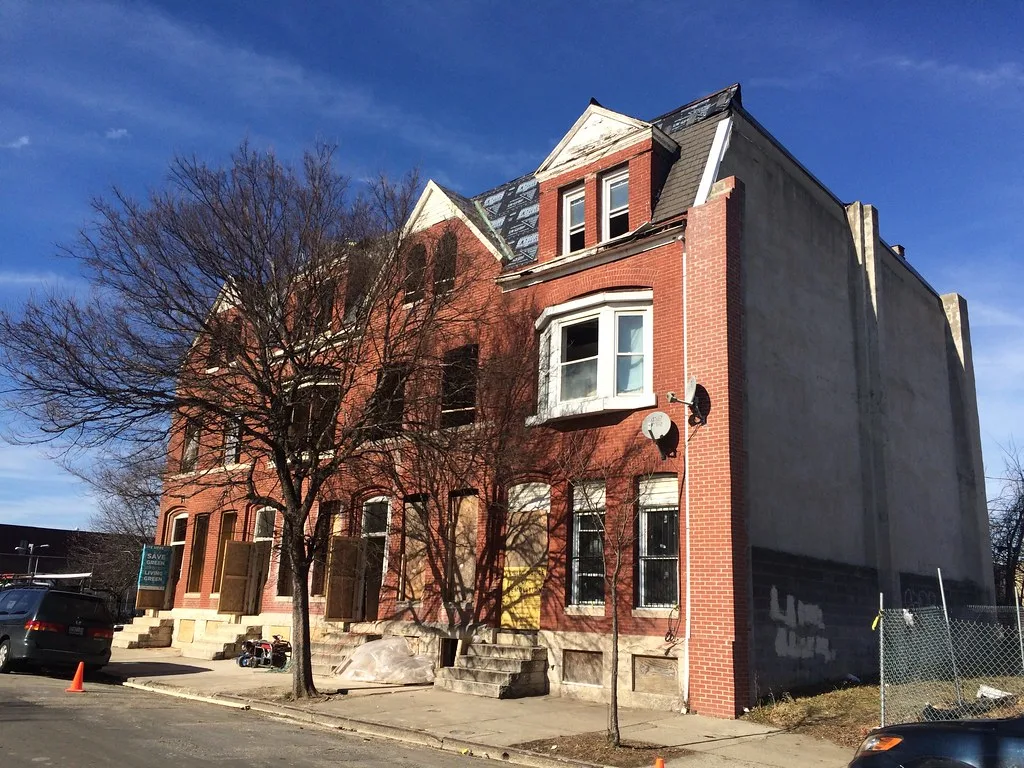 Maisons en briques en cours de réhabilitation sur East 20th Street à Baltimore