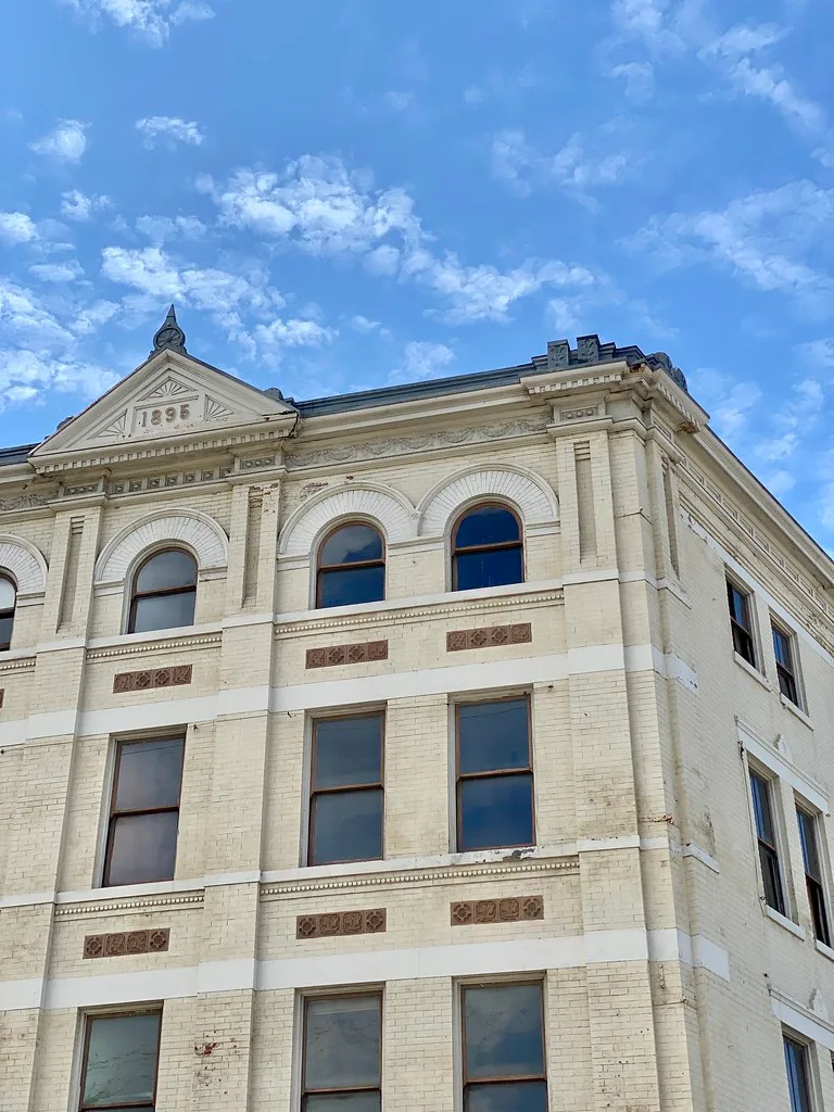 Upper storeys and the 1895 pediment of the US Chili Building.