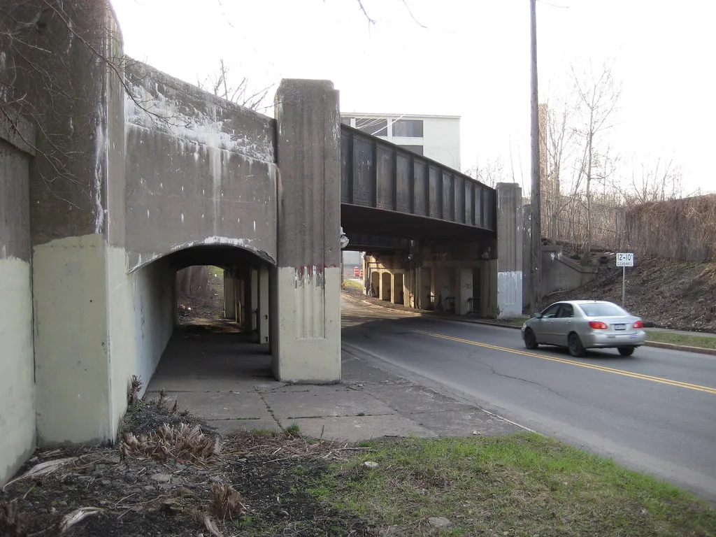 Anciens ponts ferroviaires au-dessus de West Fayette Street