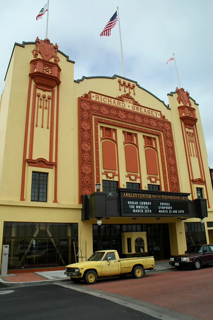 Façade restaurée du Richard Sweasey Theater à Eureka