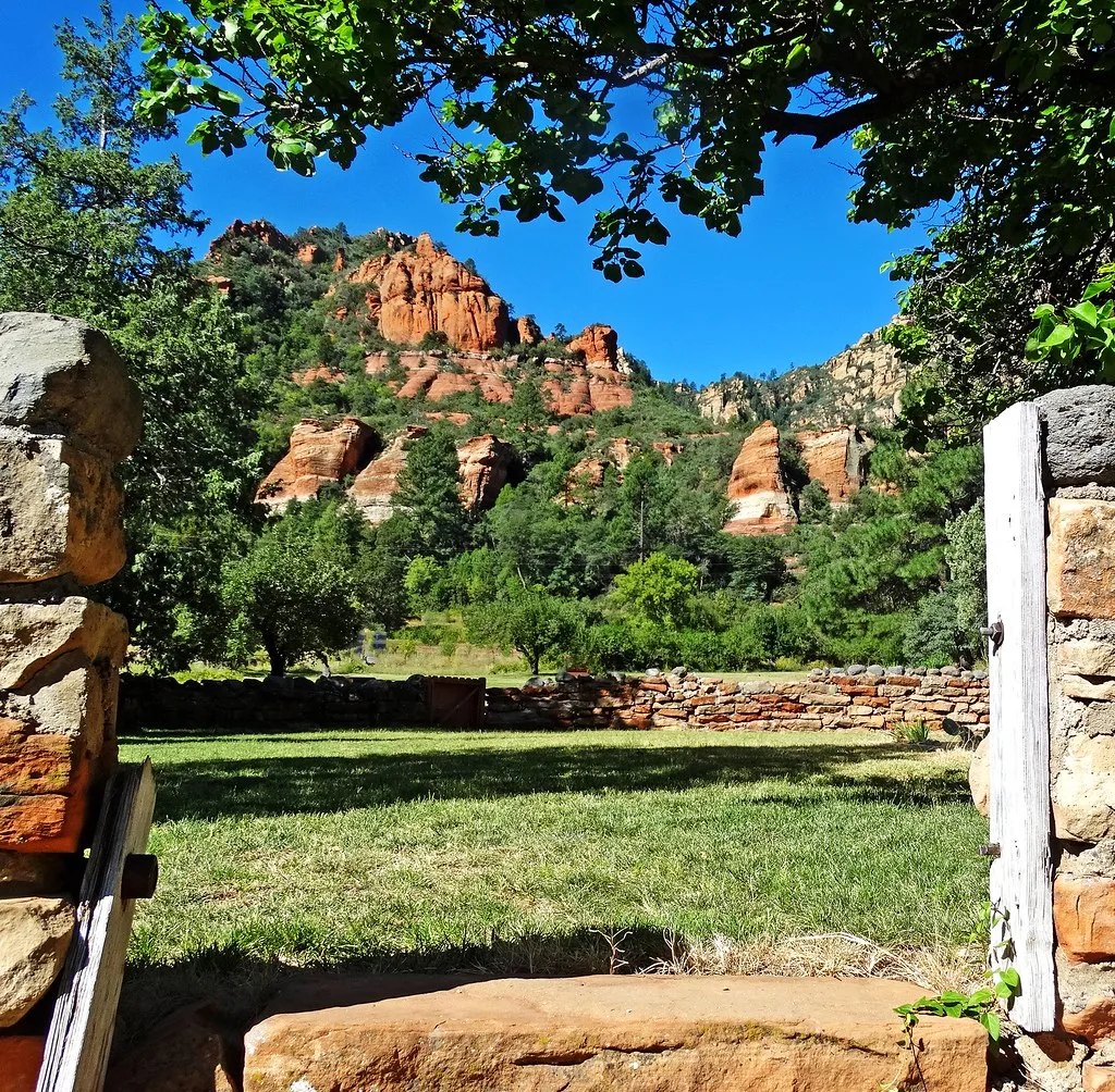 Jardin et murets de l'ancienne ferme Pendley à Slide Rock State Park