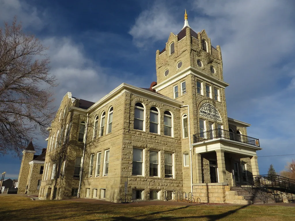 Tribunal du comté de Huerfano à Walsenburg, avec une haute tour en pierre.