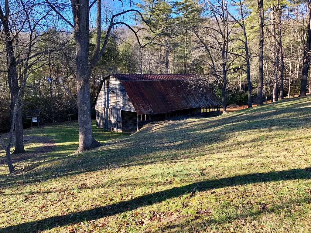 Grange de la maison historique Allison-Deaver près de Brevard