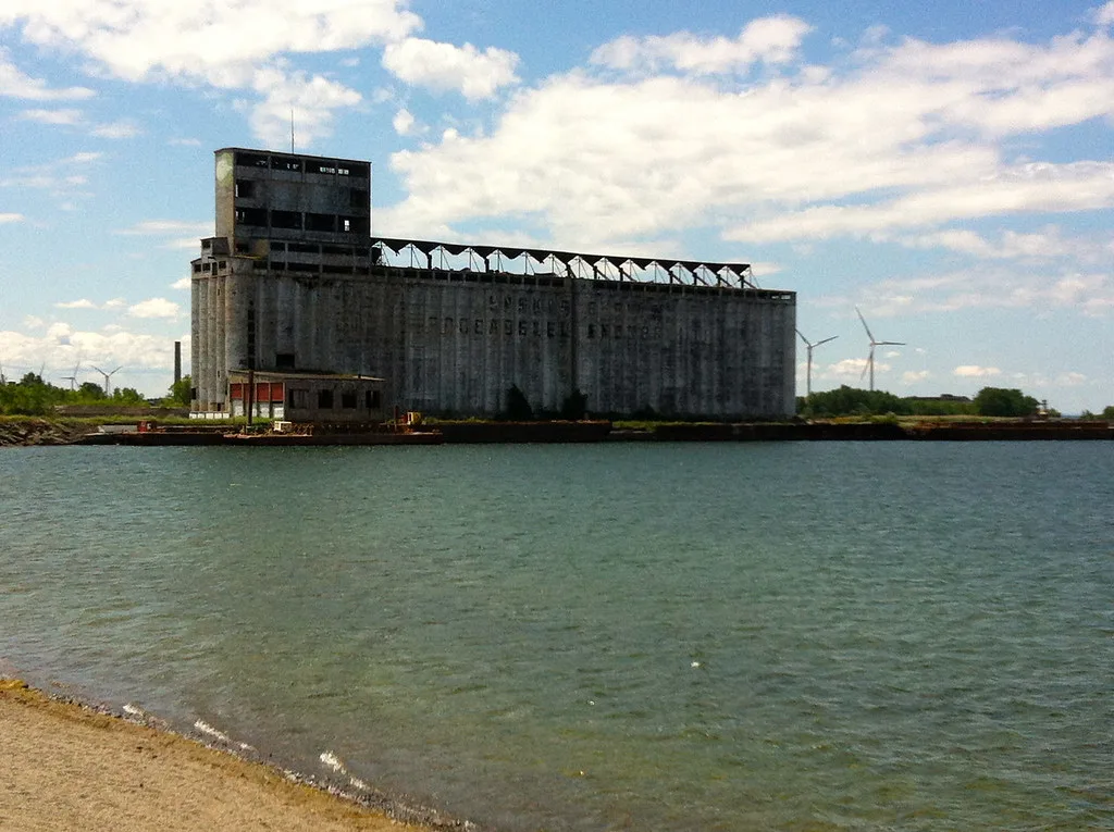 Anciens silos de béton délabrés au bord de l’eau.