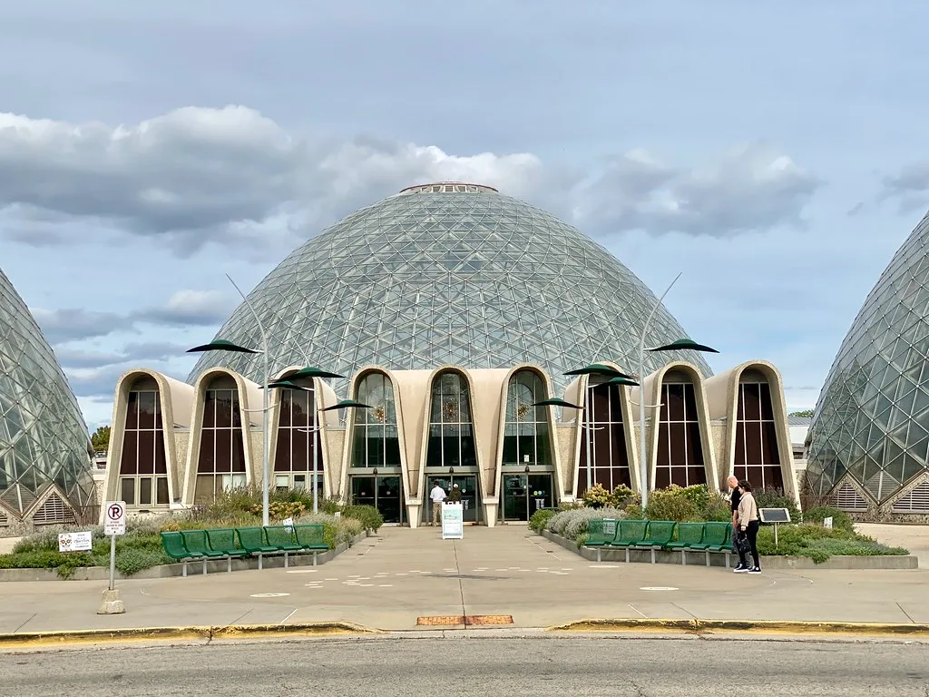 Dômes vitrés et entrée du conservatoire de Mitchell Park à Milwaukee