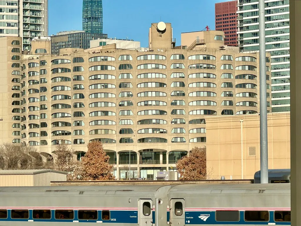 Curving facade of River City in Chicago above railway tracks.