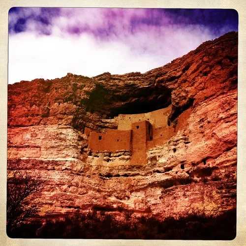 Anciennes maçonneries dans une cavité de falaise, avec une bordure photographique.