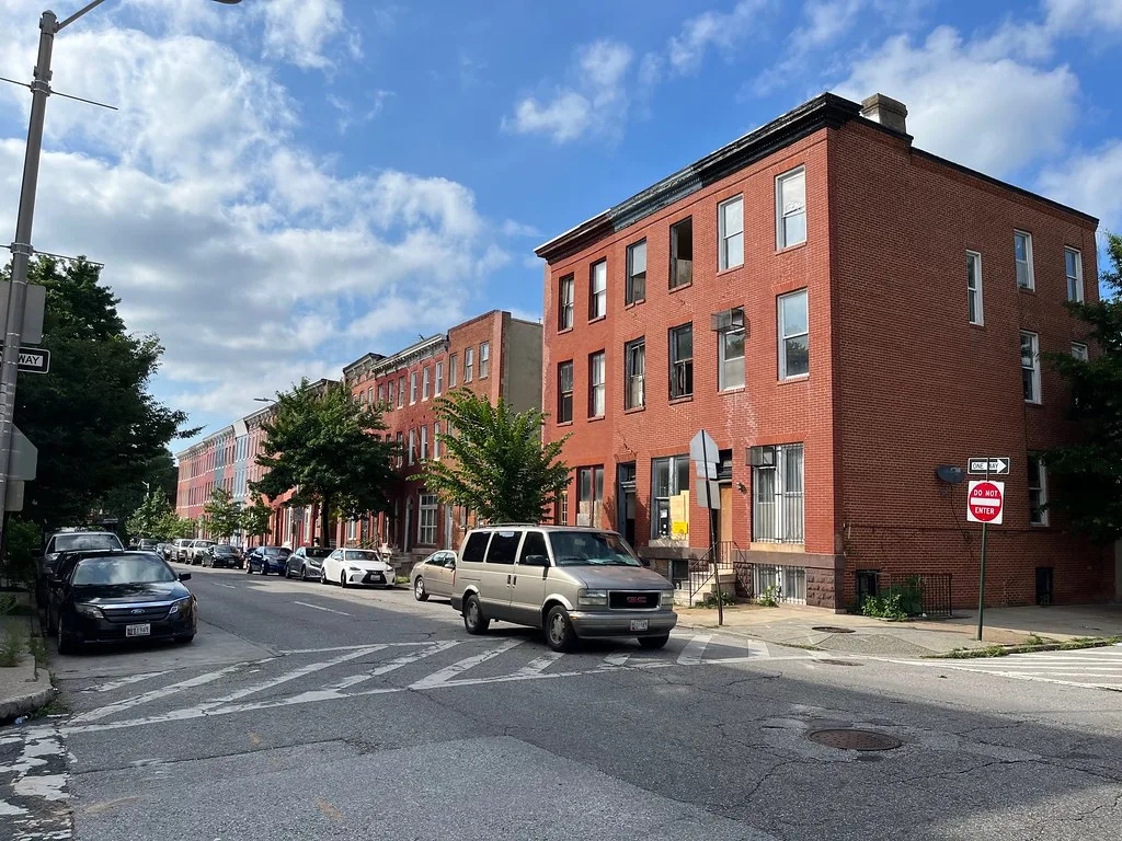 Maisons en briques à l'angle de Druid Hill Avenue et Wilson Street à Baltimore