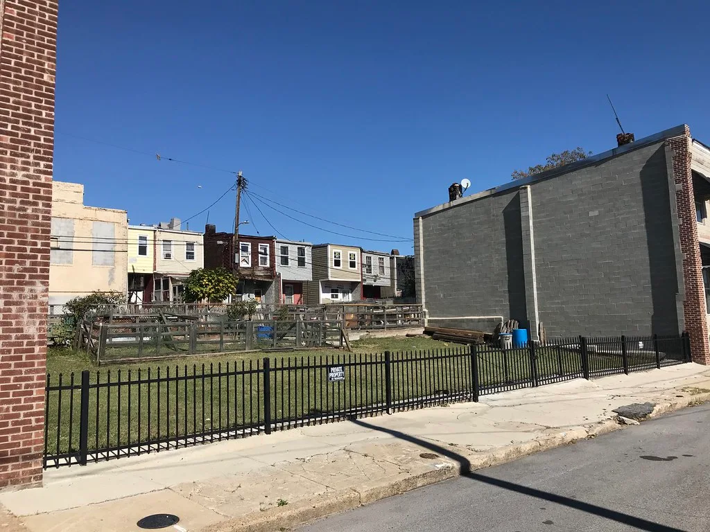 Jardin collectif entre des maisons de Llewelyn Avenue à Baltimore.