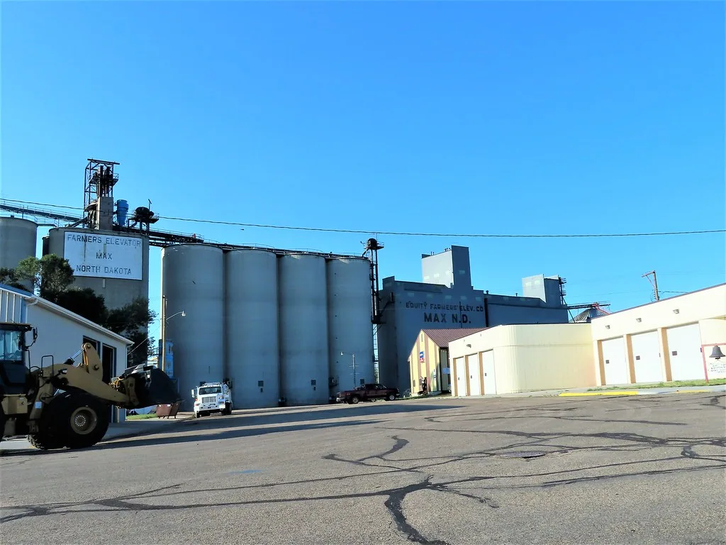 Silos céréaliers et bâtiments industriels à Max, dans le Dakota du Nord.
