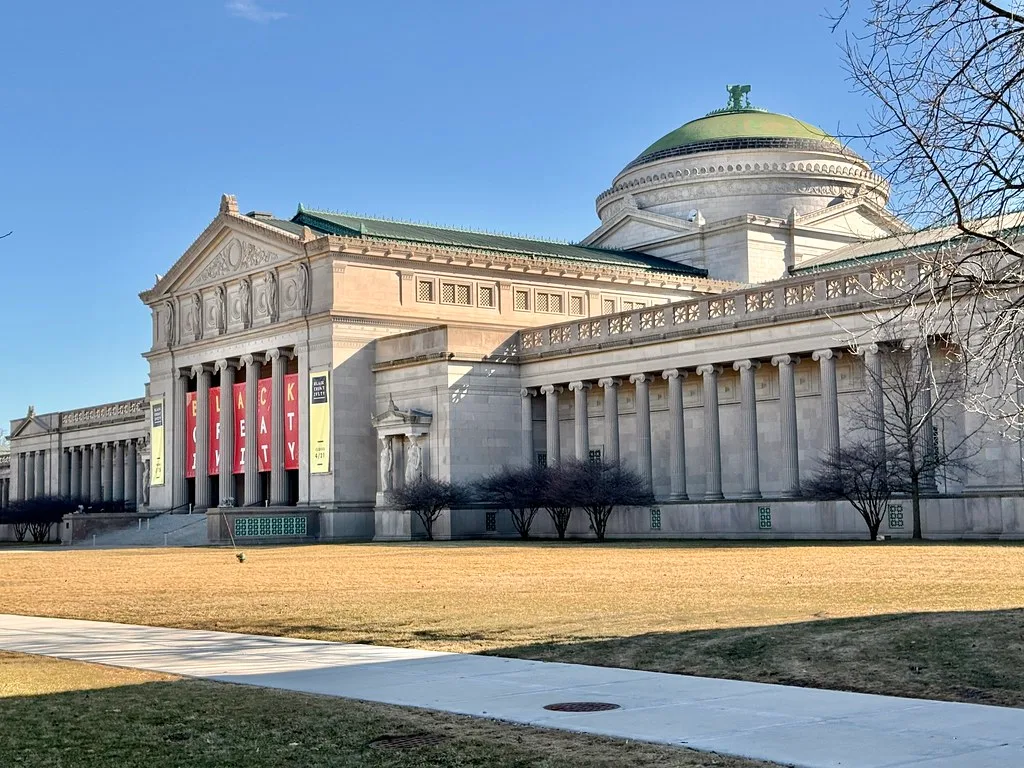 Façade historique du Museum of Science and Industry à Chicago
