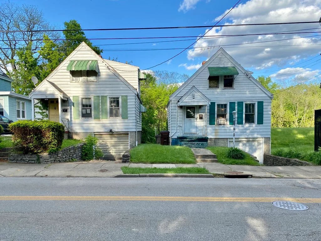 Deux petites maisons blanches à pignons sur Eastern Avenue à Covington.