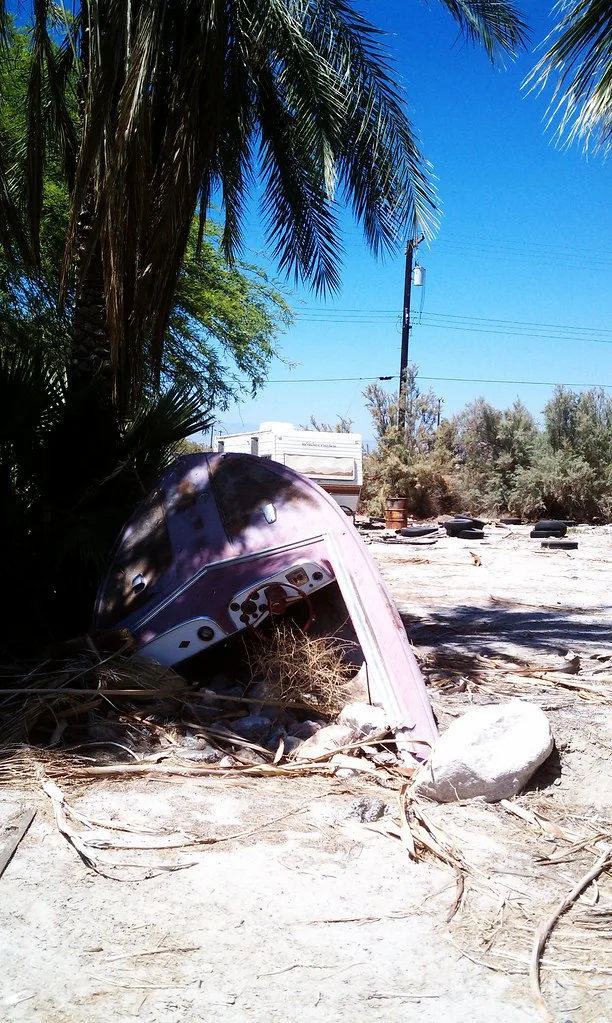 Épave de bateau sur un terrain délaissé de Salton Sea Beach