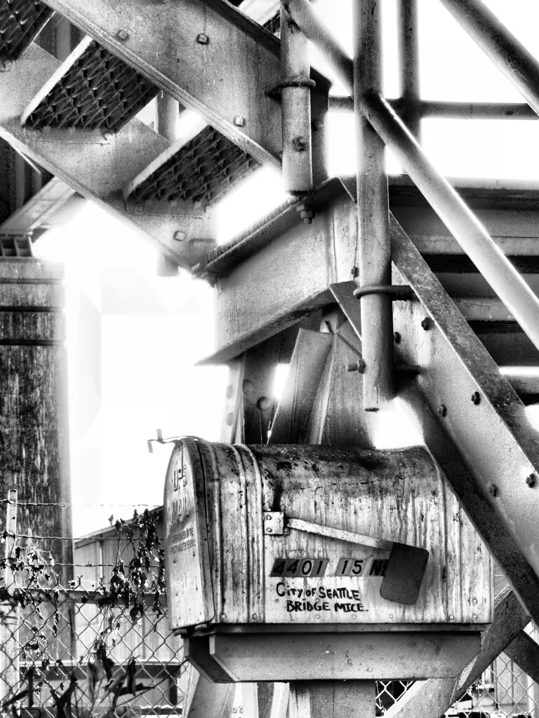 Boîte de service et structure métallique sous le pont Ballard à Seattle