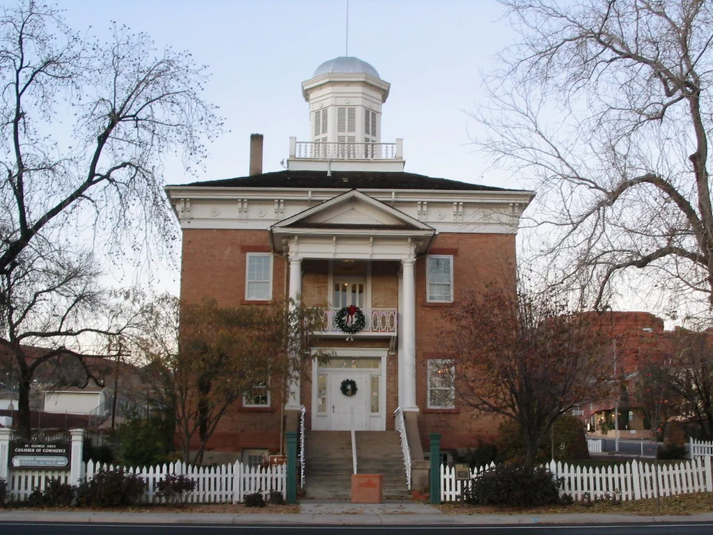 Ancien tribunal du comté de Washington à St. George, avec colonnes et lanterneau.