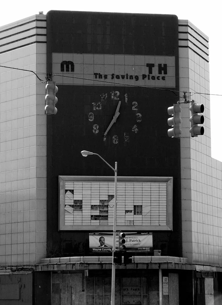 Façade et grande horloge de l'ancien bâtiment Mammoth Savings à Detroit