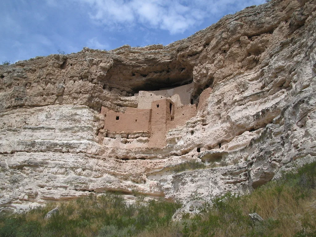 Vestiges d’habitations en pierre dans une cavité de falaise.