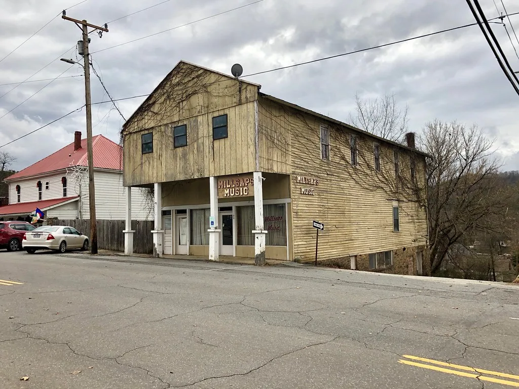 Ancien bâtiment commercial en bois sur North Main Street à Robbinsville.