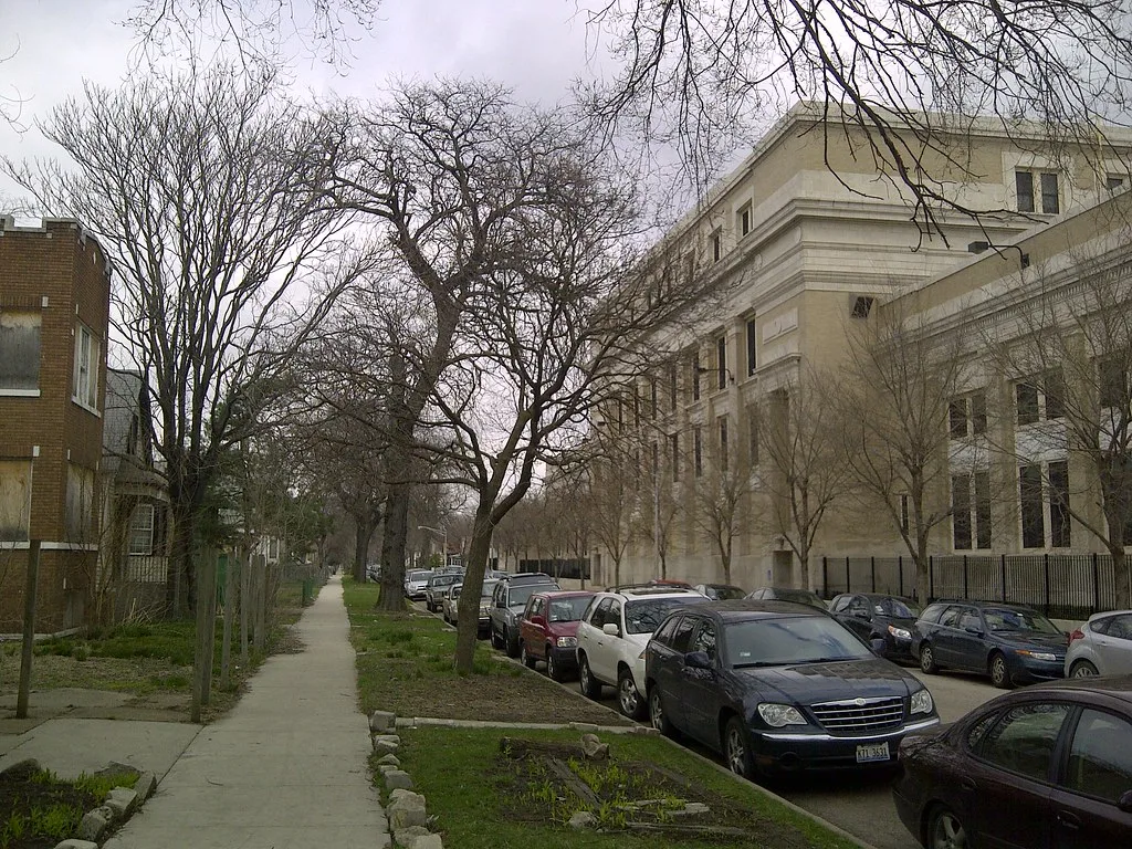 Façade du lycée Lindblom sur South Winchester Avenue à Chicago.