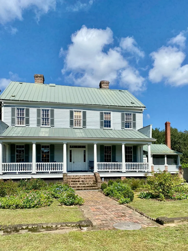 Maison principale de McLeod Plantation, avec véranda et toit vert clair.