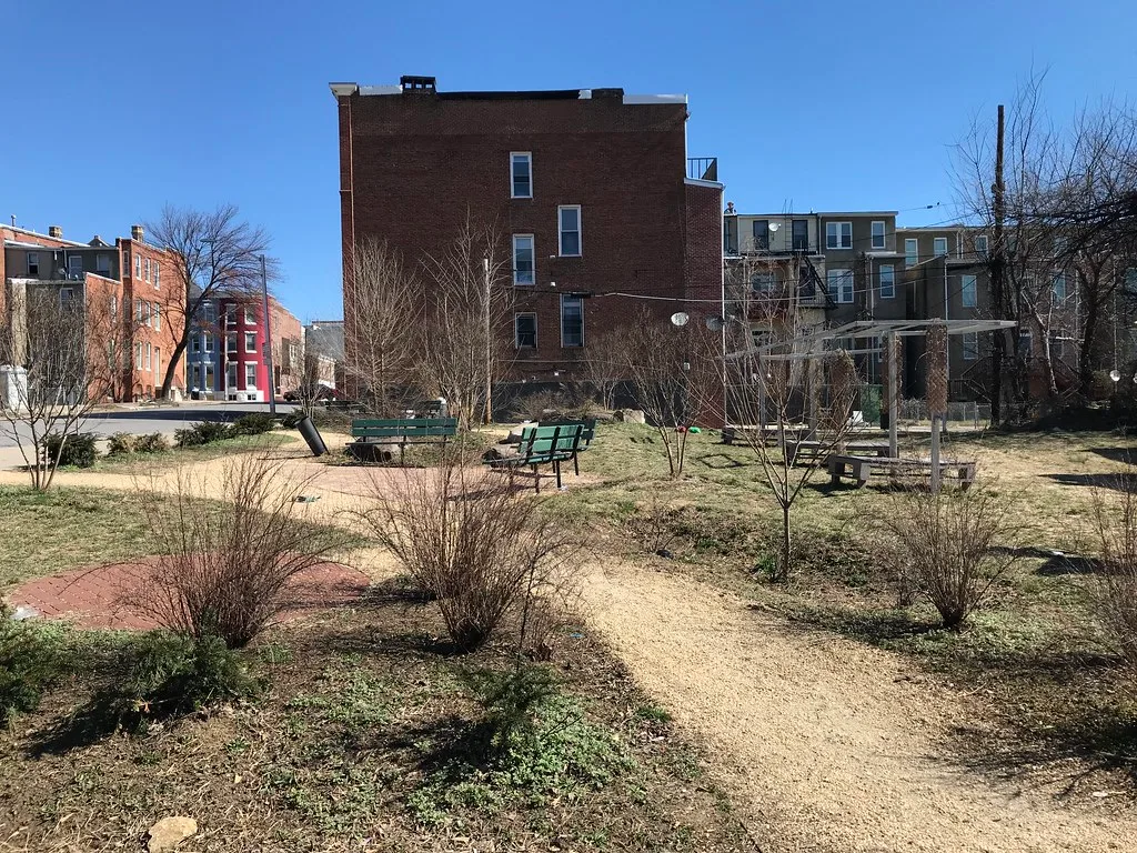 Allées et bancs du Druid Heights Neighborhood Peace Park à Baltimore.
