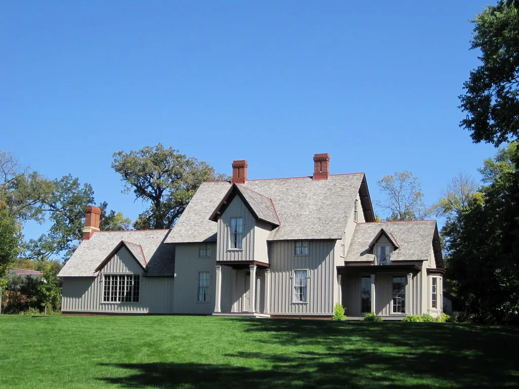 Maison de Kennicott's Grove à Glenview, avec ses pignons et son jardin.