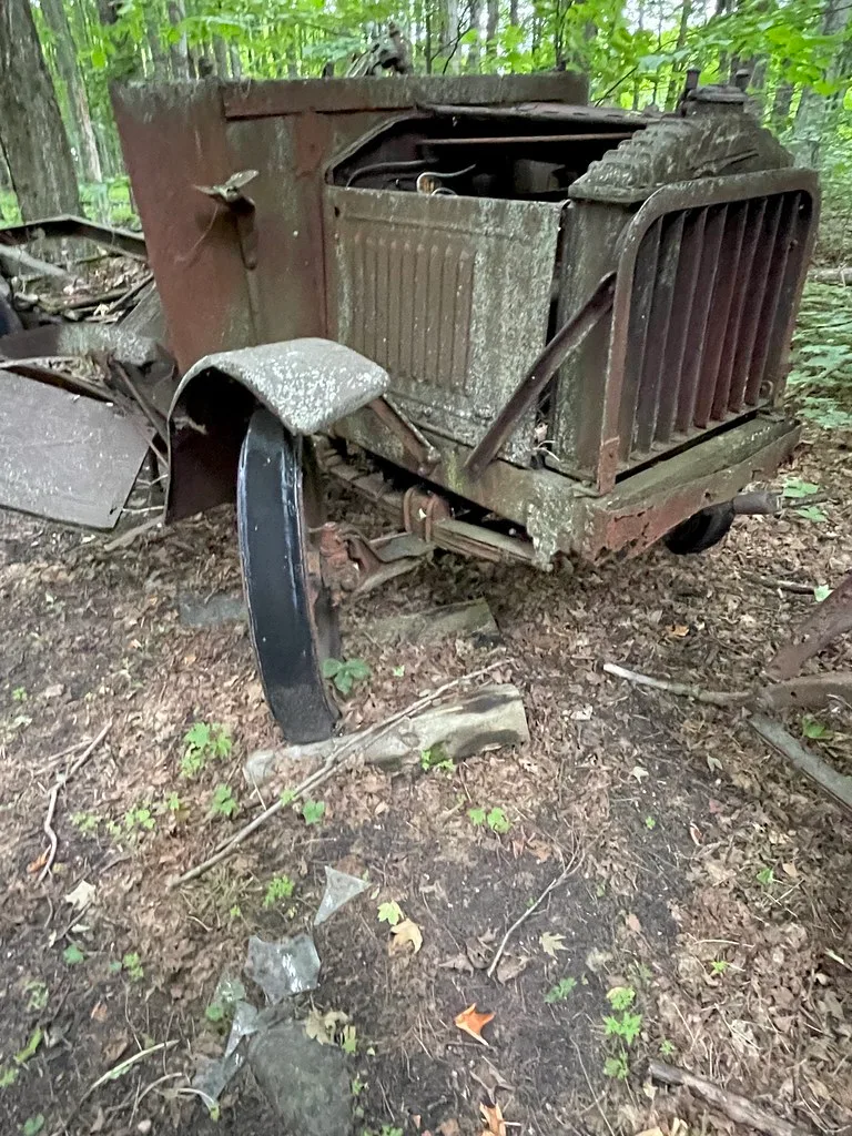 Épave rouillée d'un ancien véhicule dans Antique Alley, à la réserve Louis M. Groen.