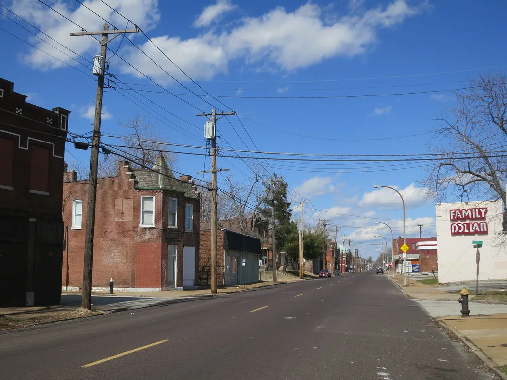 Anciens commerces en briques le long d'une rue de Dutchtown