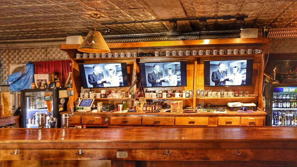 Comptoir en bois d'un café historique de Goodsprings