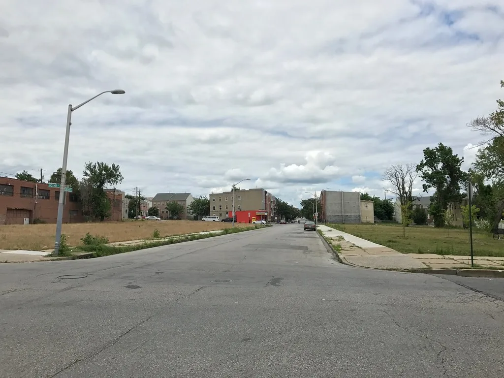 Terrains dégagés après démolition d'un îlot sur North Stricker Street à Baltimore