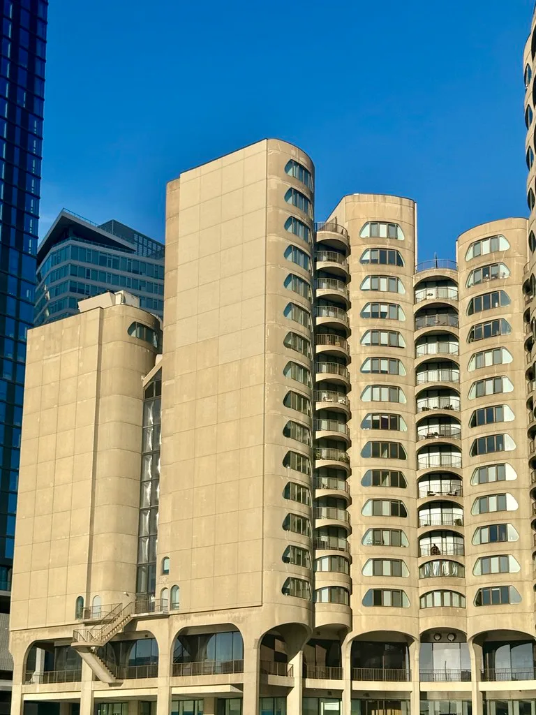 Façade brutaliste de River City à Chicago