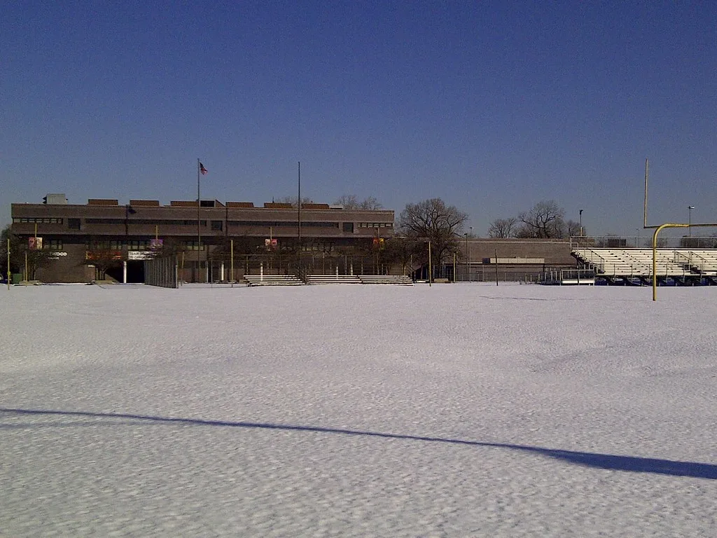 Bâtiment de l'ancien lycée Englewood vu depuis le terrain de sport
