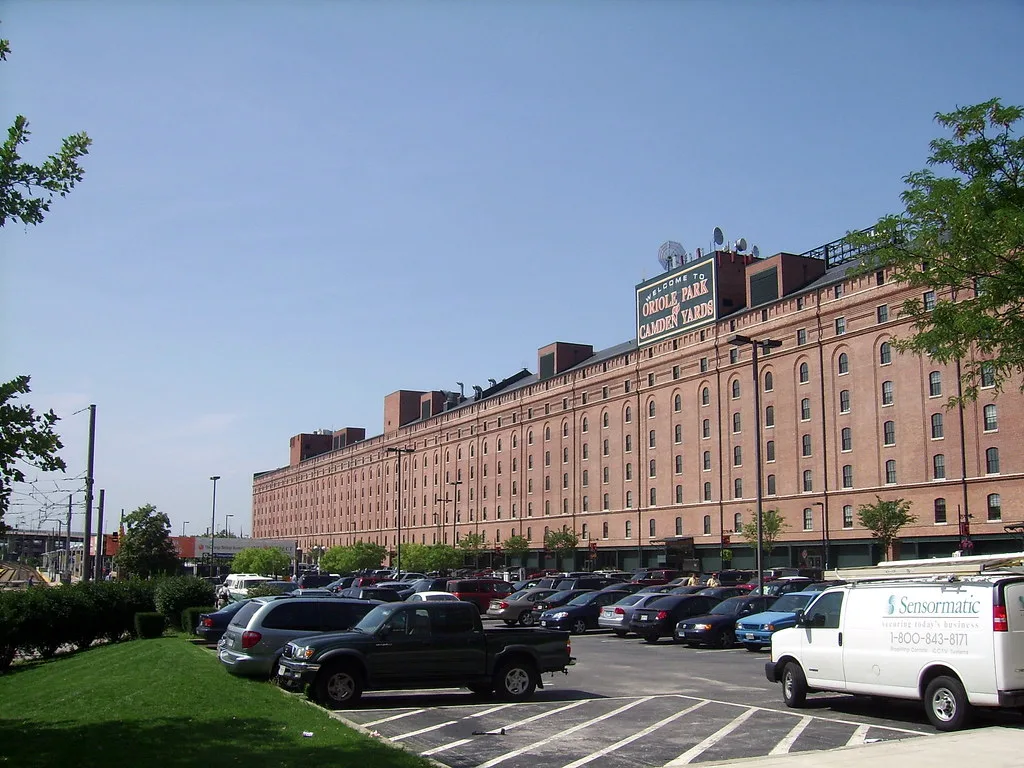 Longue façade en brique de l'ancien entrepôt B&O à Camden Yards.