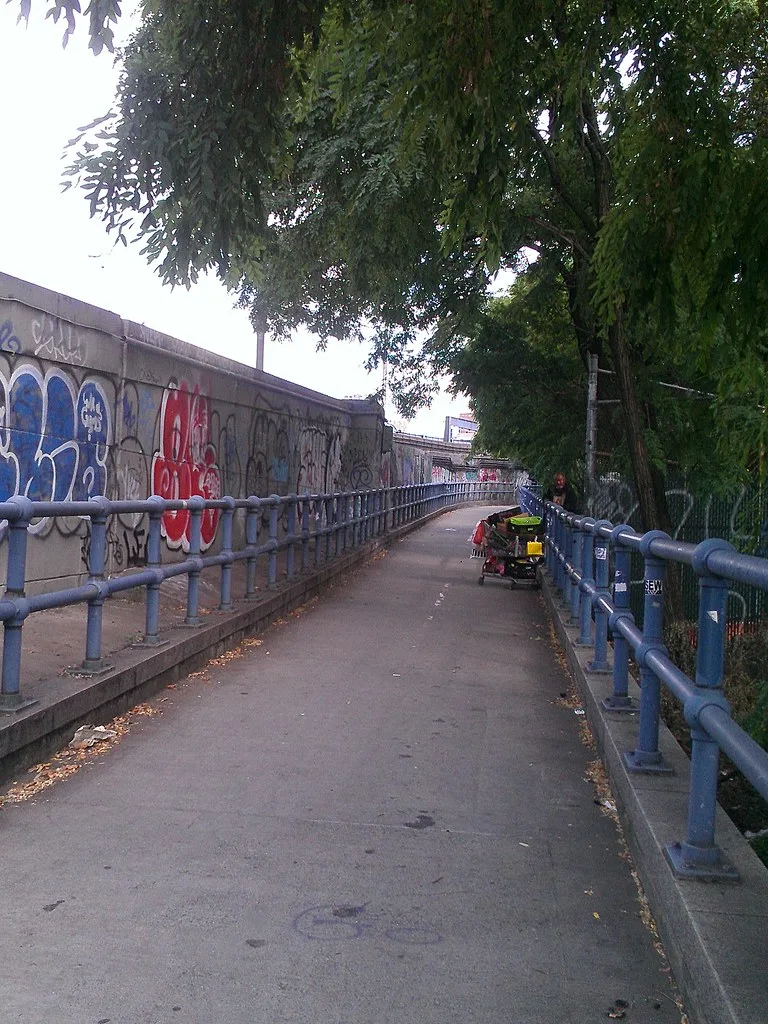 Rampe d'accès piétonne au pont de Manhattan près de Canal Street