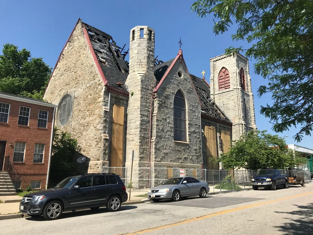 Église de pierre au toit effondré et aux ouvertures condamnées.