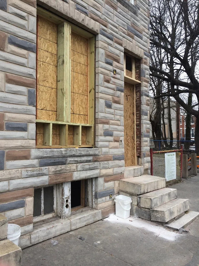 Façade d'une maison en réhabilitation sur Greenmount Avenue à Baltimore