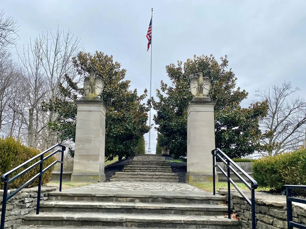 Escalier et piliers d'entrée du mémorial William Henry Harrison à North Bend.