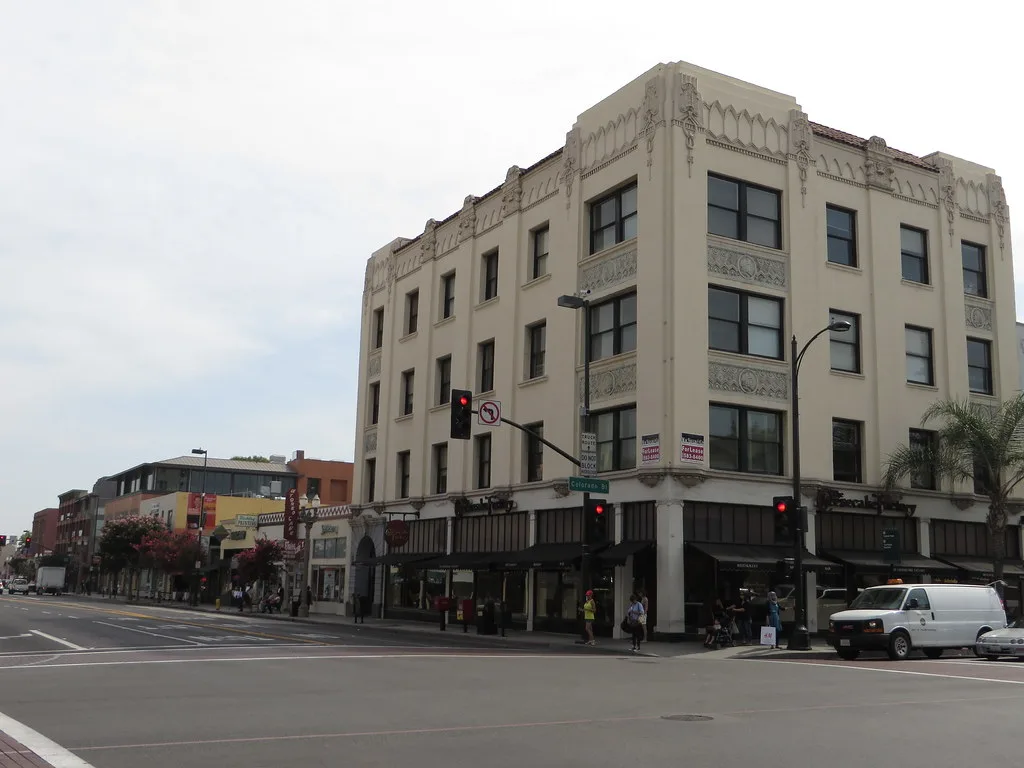 Immeuble d'angle orné sur Colorado Boulevard dans le vieux Pasadena.