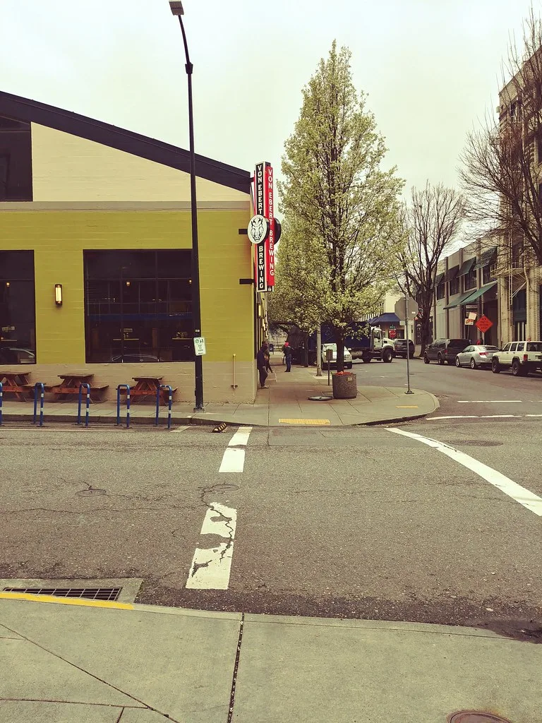 Ancien entrepôt reconverti en brasserie Von Ebert dans le Pearl District