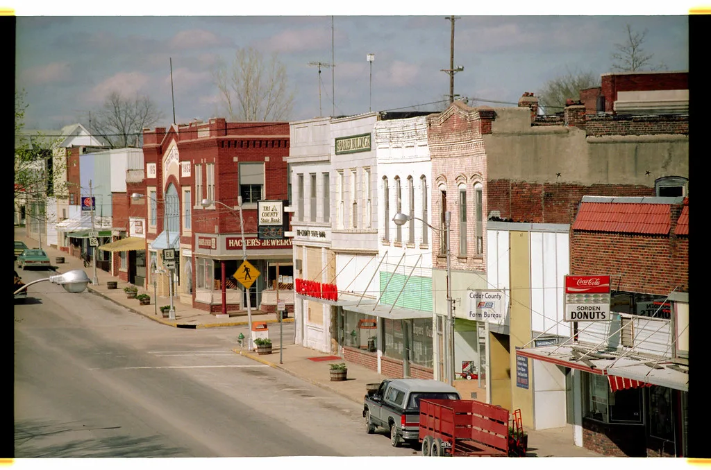 Vue historique des façades commerciales de Main Street à Spring City, vers 1988.