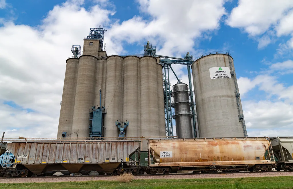 Silos de la coopérative Agtegra à Huron, derrière des wagons de marchandises.
