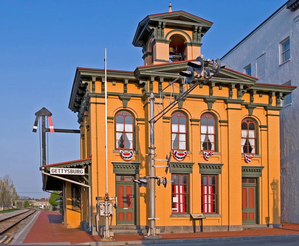 Façade orange de la gare historique de Gettysburg, près des voies.